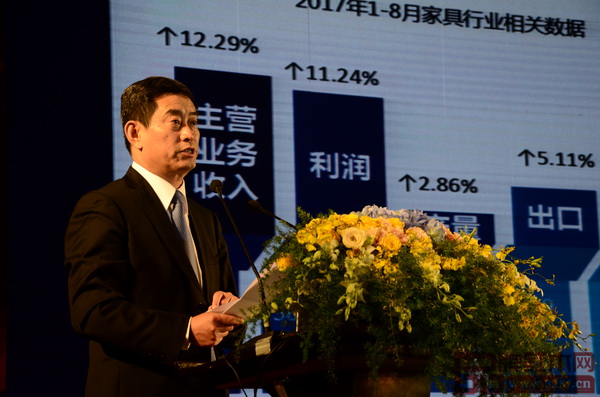 中国家具协会理事长朱长岭在主题分享中分析了目前家具行业的八个特点