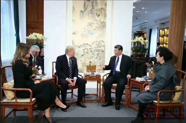  国家主席习近平和夫人彭丽媛在故宫博物院宝蕴楼迎接来华进行国事访问的美国总统特朗普和夫人梅拉尼娅