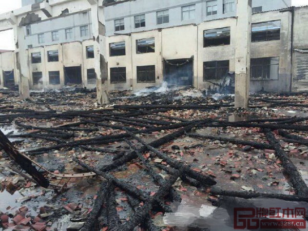 福建省莆田市仙游县某红木家具厂被烧的小叶紫檀、老挝大红酸枝等大料，据估算被烧毁的红木价值超过500万