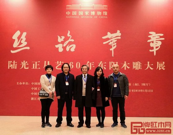 陆光正(中)与工作人员在大展门前合影