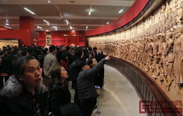精美的大型主题木雕作品吸引观众驻足