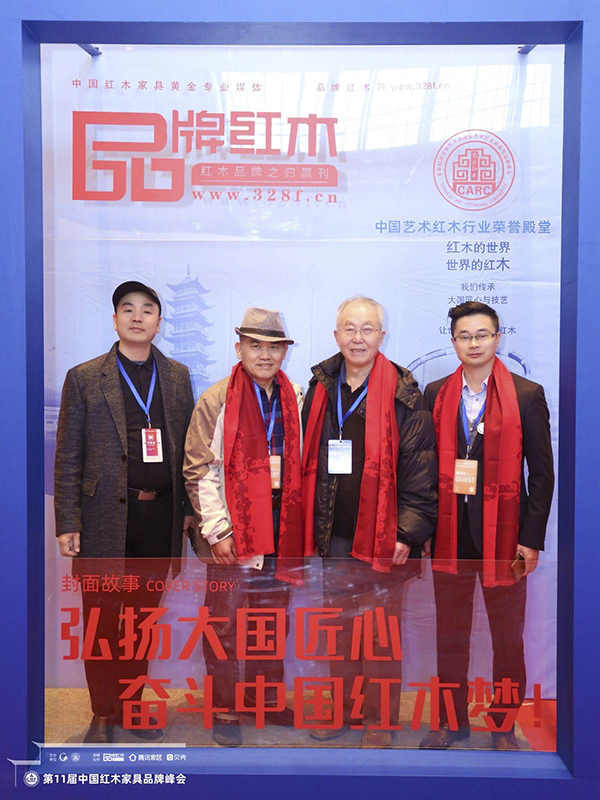 森木家具董事长蒋华侨（右一）与中央民族大学人体工程学专家苏垣（右二）、家居文化资深行业学者王周（左二）等交流、合影